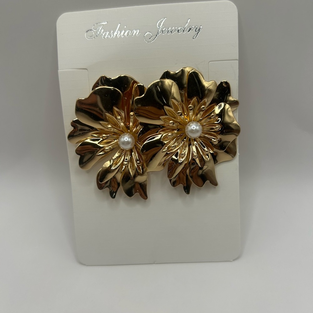 Fashion Jewelry Gold and White Floral Earrings